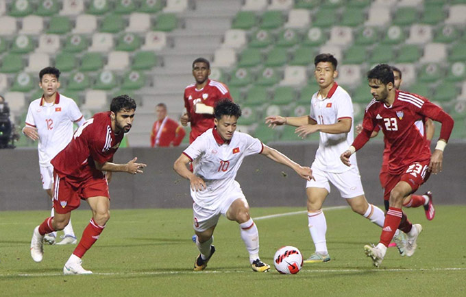 Ông Hoàng Anh Tuấn khuyến khích cầu thủ trẻ chơi tấn công - Ảnh: VFF 