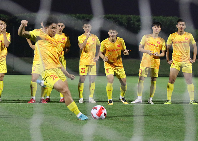 Các cầu thủ U23 Việt Nam luyện sút phạt đền trong buổi tập 