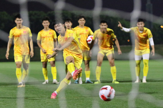 Việc tập dứt điểm trên chấm 11 mét đem đến cảm giác tự tin và tâm lý thoải mái cho cầu thủ U23 Việt Nam 