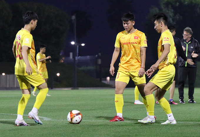 Trung vệ Vũ Tiến Long (số 3) trở lại đội hình U23 Việt Nam sau án treo giò