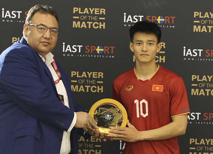 Thanh Nhàn nhận giải Cầu thủ xuất sắc nhất trận U23 Việt Nam vs U23 Kyrgyzstan - Ảnh: VFF