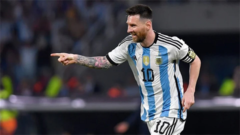 Messi 'chung mâm' với Ronaldo sau cú hat-trick cho Argentina
