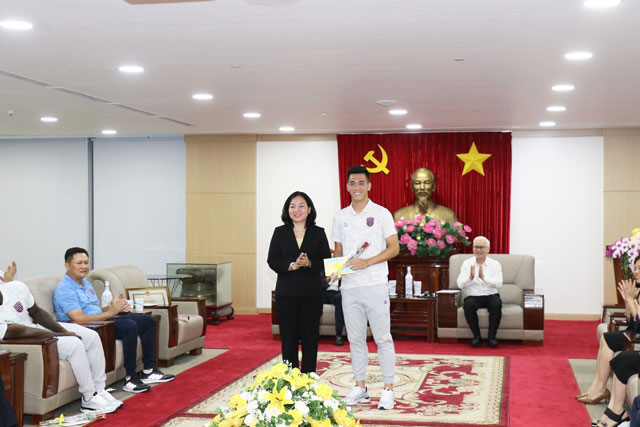 Bà Trương Thị Bích Hạnh, Chủ tịch danh dự Hội Khuyến học tỉnh trao tặng quà cho cầu thủ Nguyễn Tiến Linh – Quả Bóng bạc 2022