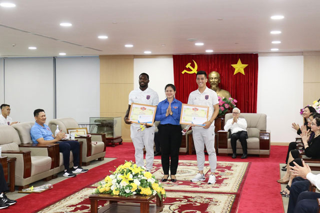 Bà Trần Thị Diễm Trinh, Bí thư tỉnh đoàn trao tặng bằng khen và quà của tỉnh đoàn cho Nguyễn Tiến Linh và Rimario vì đạt danh hiệu cao tại Giải thưởng Quả Bóng vàng