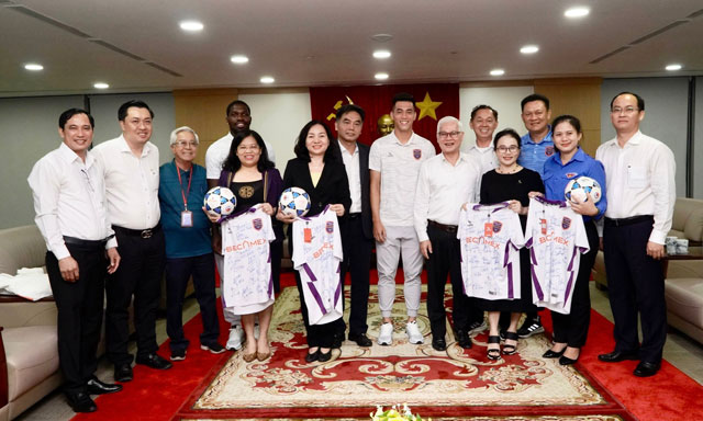 Các cầu thủ Becamex Bình Dương tặng quà lưu niệm tri ân lãnh đạo tỉnh với chiếc áo đấu và quả bóng có đầy đủ chữ ký của toàn đội