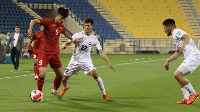 U23 Việt Nam (áo đỏ)  đã thu được nhiều bài học bổ ích sau những thất bại tại U23 Doha Cup