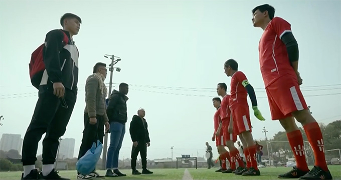 Trong một bộ phim hài nổi tiếng trên truyền hình lúc 22h00 tối, tiền đạo Nhâm Mạnh Dũng (bìa trái) đã tham gia vào vai cầu thủ đá bóng phong trào