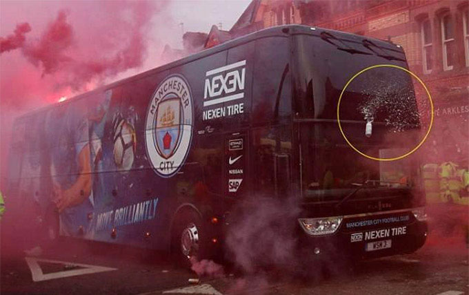 CĐV Liverpool tấn công xe bus Man City, đốt pháo sáng