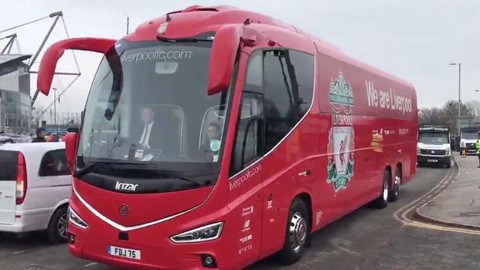 CĐV Man City tấn công xe bus chở cầu thủ Liverpool