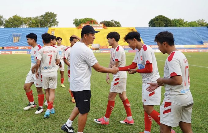 HLV Nguyễn Quốc Tuấn chúc mừng các cầu thủ. Ảnh: FBNV