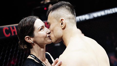 Võ sỹ Việt kiều hôn vợ sắp cưới ngay trên sàn đấu MMA Lion Championship