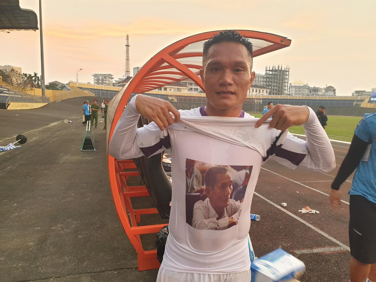 Lê Quang Hùng mặc áo có hình người cha đã khuất trong ngày trở lại sân cỏ sau 9 năm bị treo giò - Ảnh: FBNV