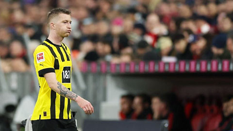 Marco Reus chán nản nhìn Dortmund sụp đổ