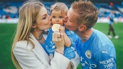 Zinchenko mặc quần đùi…cầu hôn vợ