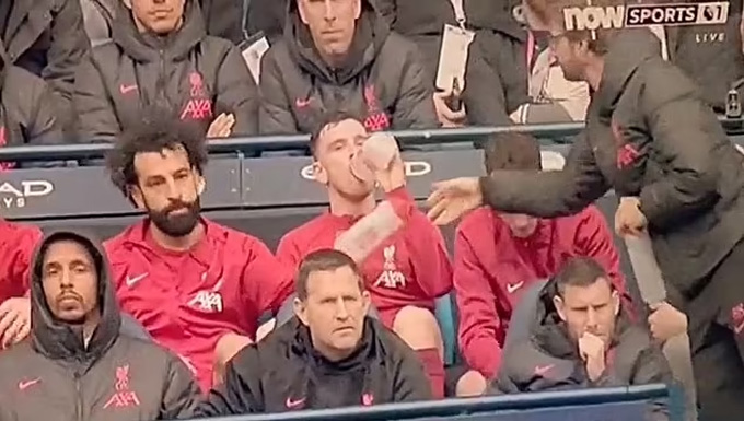 Salah từ chối uống nước ở trận gặp Man City