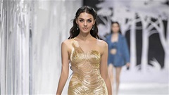 Vợ Bùi Tiến Dũng trở lại sàn catwalk, khoe body như gái chưa sinh