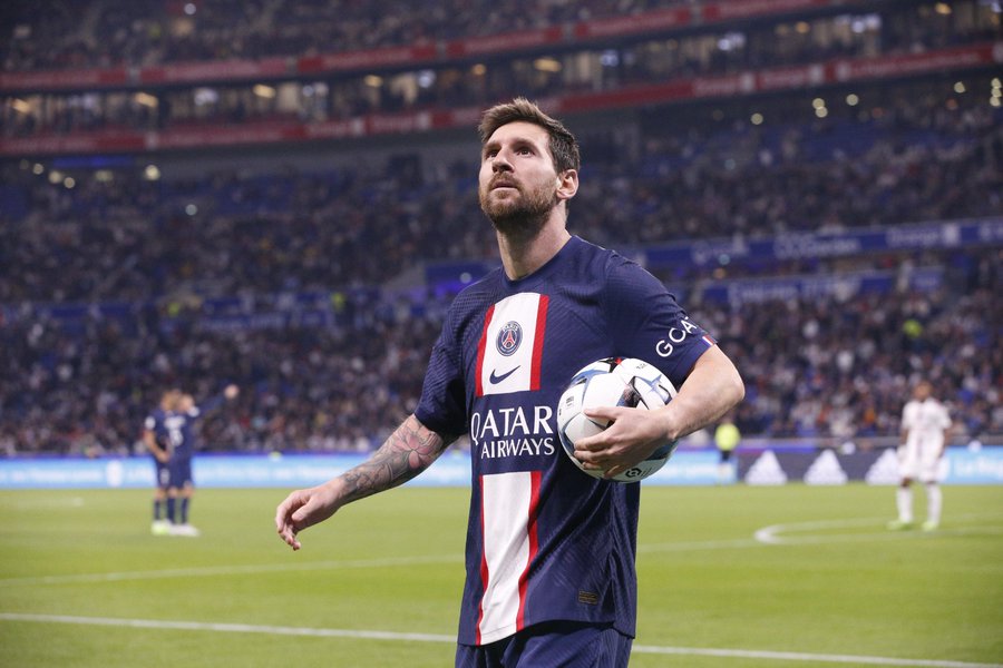 Messi tiếp tục bị các khán đài của sân Công viên của các hoàng tử chế nhạo ở trận thua Lyon 0-1 cuối tuần qua