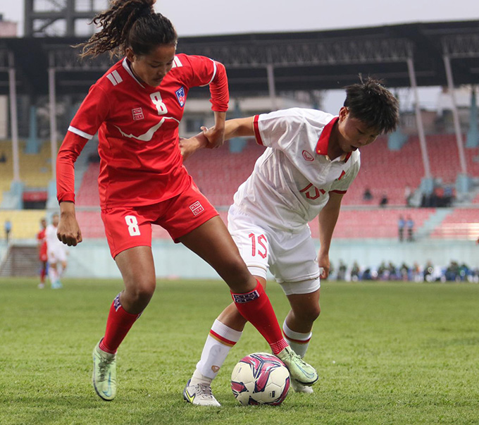 HLV Mai Đức Chung muốn các cầu thủ nữ Việt Nam phối hợp ăn ý hơn - Ảnh: VFF