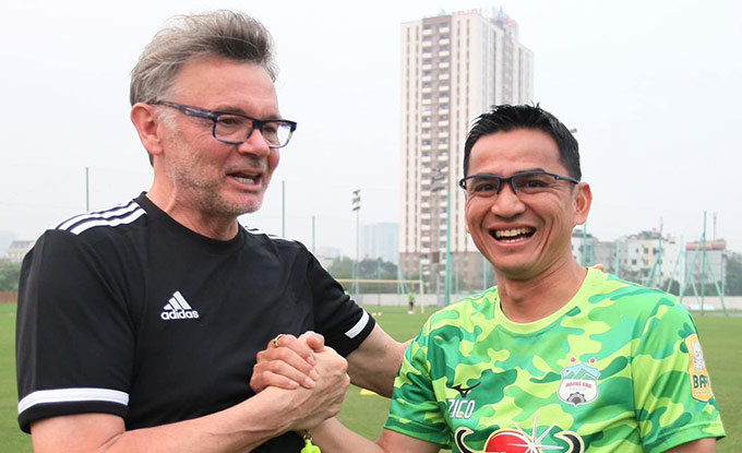 HLV Kiatisak ra bắt tay chào hỏi “thuyền trưởng” của ĐTQG Việt Nam, Philippe Troussier - Ảnh: HAGL FC