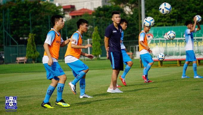Chu Ngọc Anh (áo đen) đang huấn luyện bóng đá trẻ