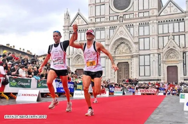 Luis Enrique (phải) về đích tại giải marathon Florence 2007