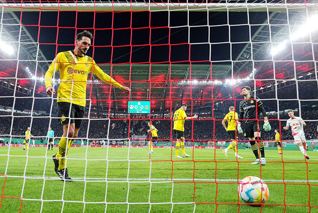 80 phút không cú sút trúng đích  Tính đến phút 80 của trận đấu này, Dortmund không một cú sút trúng mục tiêu nào mặc dù tiền vệ ngôi sao Jude Bellingham đã được sử dụng sau giai đoạn bị “đì” trên băng ghế dự bị vì mâu thuẫn với HLV. Terzic vẫn chỉ có một danh hiệu DFB Cup cùng Dortmund vào năm 2021.