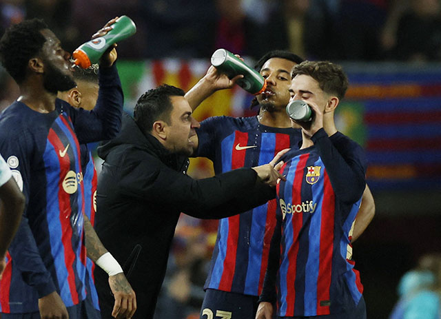 Xavi nhắc nhở Gavi chơi tập trung hơn khi Barca bị dẫn bàn