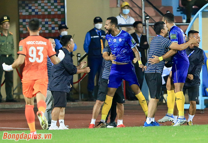 Theo HLV Vũ Hồng Việt, Nam Định cũng chịu 1 bàn thua từ sai sót trọng tài - Ảnh: Đức Cường