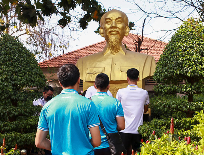 Các thành viên của Hà Nội FC đã đến dâng hương tưởng niệm Chủ tịch Hồ Chí Minh