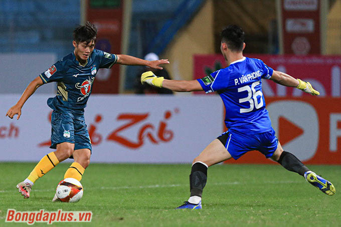 Phút 67 trận đấu giữa Viettel và HAGL, tiền đạo 19 tuổi - Quốc Việt nhận được bóng trong khu vực vòng cấm địa của đối thủ 