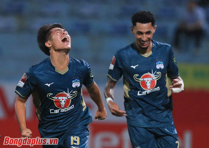 Quốc Việt mất 4 phút có mặt trên sân để ghi bàn thắng. Anh cũng chỉ mất tổng cộng 26 phút chào sân V.League (tính cả trận gặp Hồng Lĩnh Hà Tĩnh trước đó) để có pha lập công tại V.League đầu tiên trong sự nghiệp