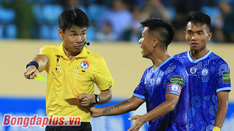 HLV Khánh Hòa: Trọng tài thổi penalty cho Nam Định sai luật hoàn toàn