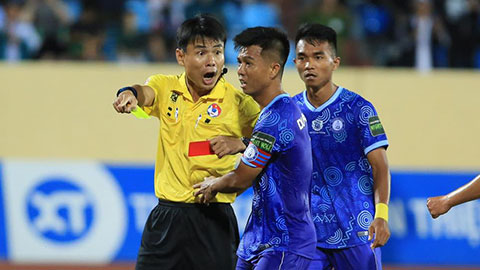 Trọng tài thổi phạt đền tranh cãi trận Nam Định vs Khánh Hoà từng bị treo còi vĩnh viễn ở V.League