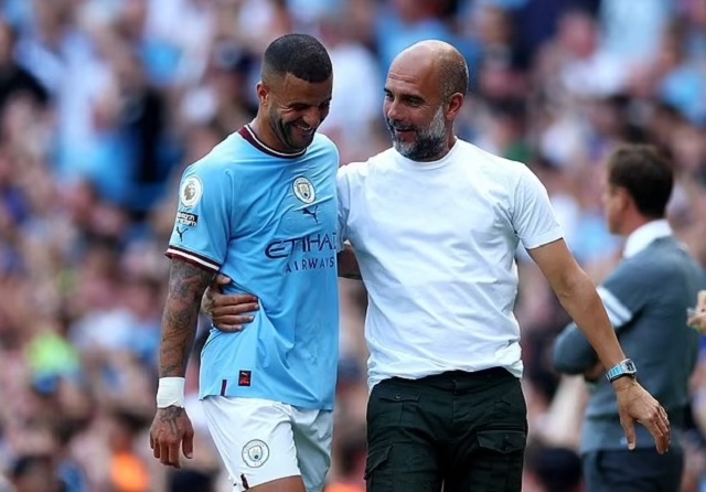 Guardiola cho rằng Walker chỉ đá được trong sơ đồ 4 hậu vệ