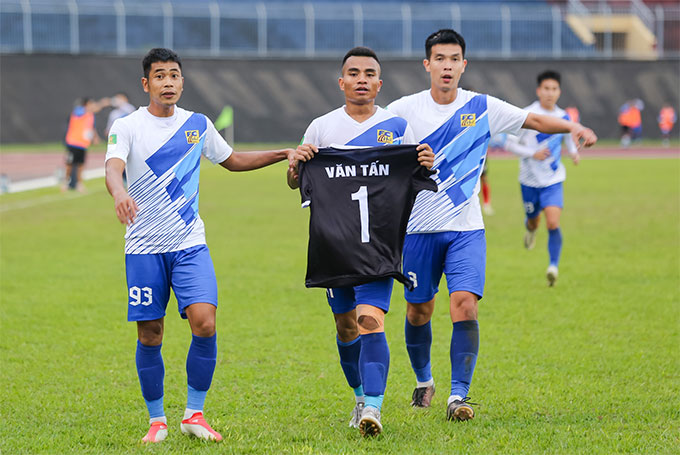 Sau đó anh lấy chiếc áo số 1 của thủ môn Lê Văn Tấn, người vừa qua đời vì bạo bệnh cách đây chưa lâu để tưởng nhớ