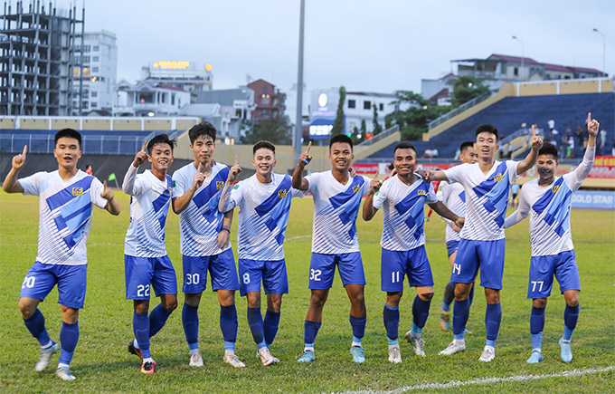 Cựu tiền đạo của U23 Việt Nam và các đồng đội ăn mừng bàn thắng