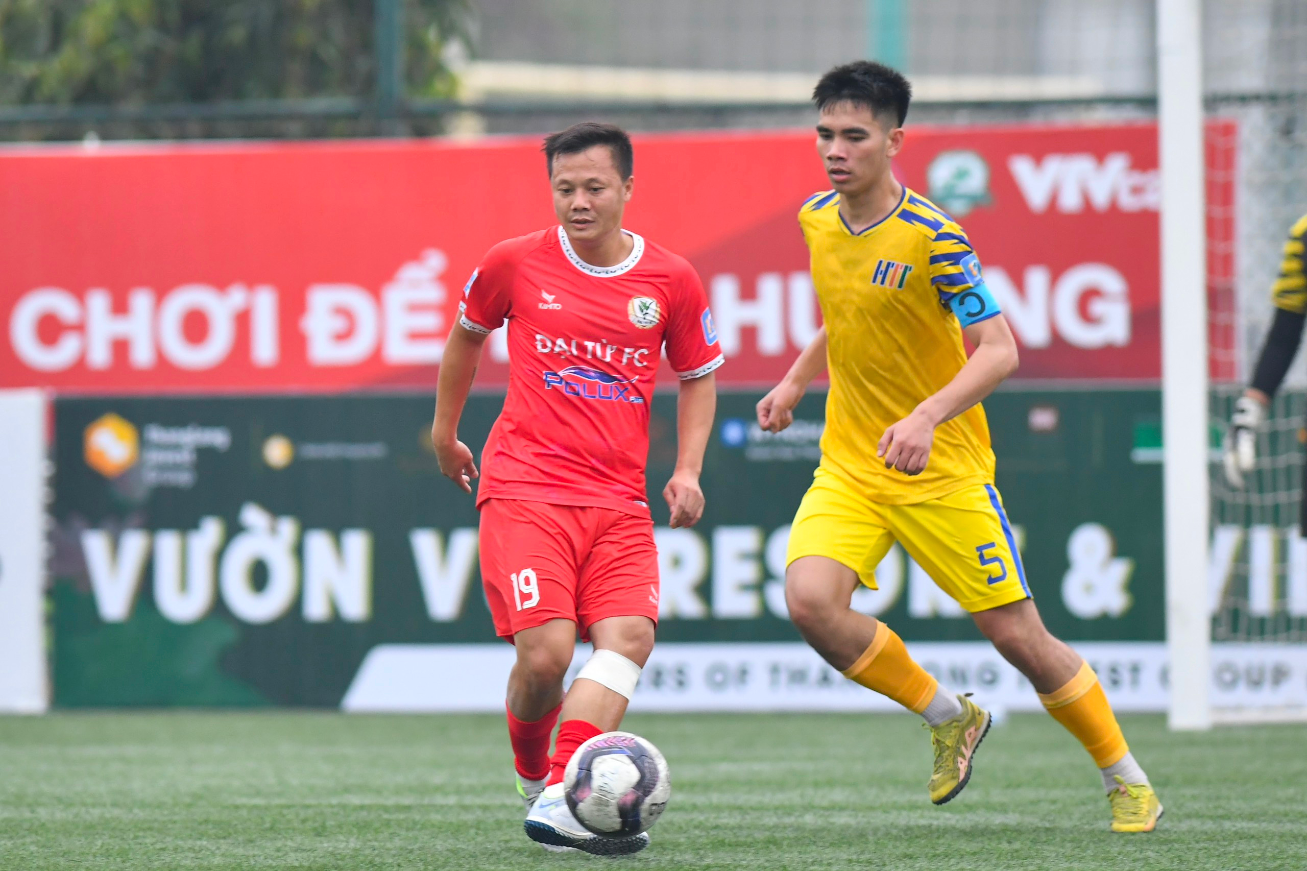 Tranh thủ ngày nghỉ, không phải tập luyện, Thành Lương ra sân khoác áo Đại Từ chơi ít phút hiệp 2 ở trận khai màn giải hạng Nhất Cúp VietFootball 2023 - Ảnh: Đức Cường 