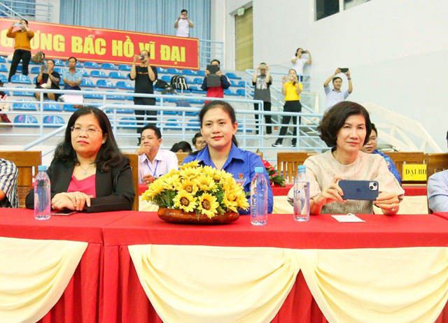 Bà Nguyễn Trường Nhật Phượng - Phó Chủ tịch Hội đồng nhân dân tỉnh Bình Dương (bên trái) và bà Trần Thị Diễm Trinh - Bí thư Tỉnh đoàn (giữa) tại lễ khai mạc