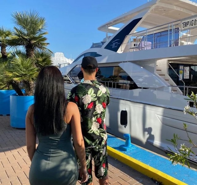 Georgina chia sẻ hình ảnh cặp đôi đi mua du thuyền năm 2019