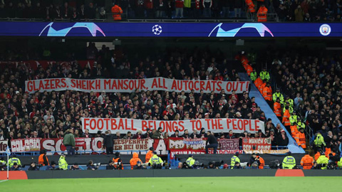 CĐV Bayern Munich giăng biểu ngữ phản đối chủ sở hữu Man United và Man City
