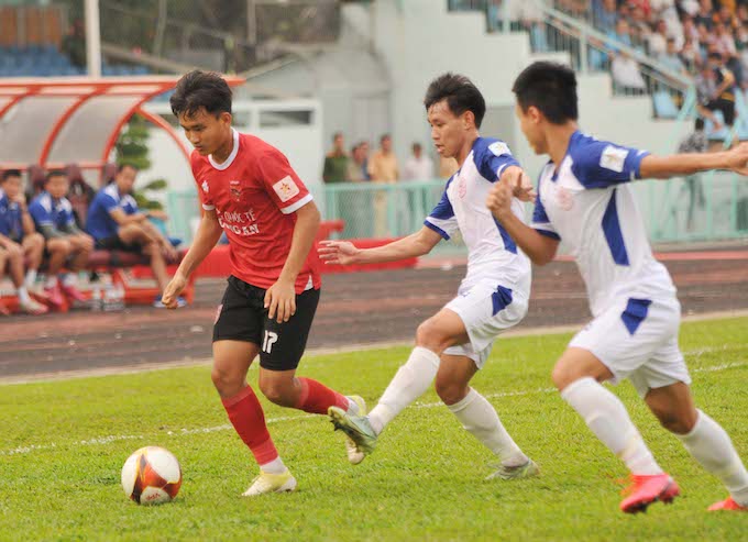 Pha đi bóng của cầu thủ Long An (áo đó) trước đội khách Phú Thọ - Ảnh: Anh Tuấn