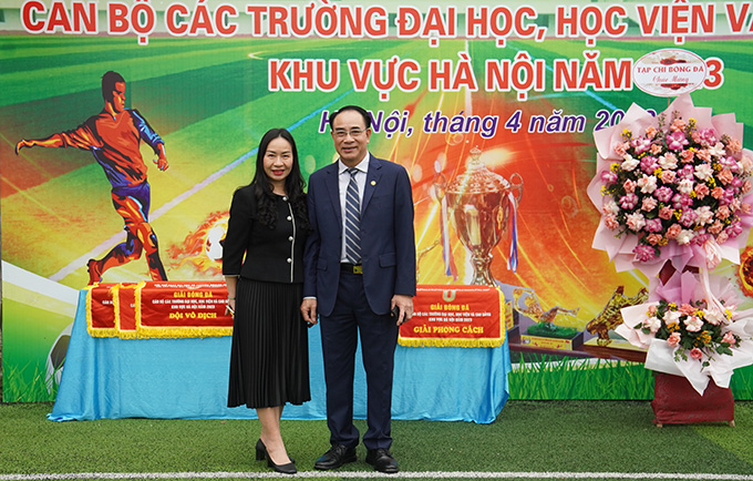 Phó Tổng biên tập Thạc Thị Thanh Thảo đại diện Tạp chí Bóng đá chúc giải đấu diễn ra thành công