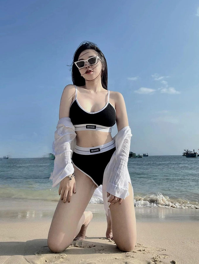 Trên trang cá nhân, cô không ngại đăng ảnh diện bikini khoe vóc dáng thon gọn 