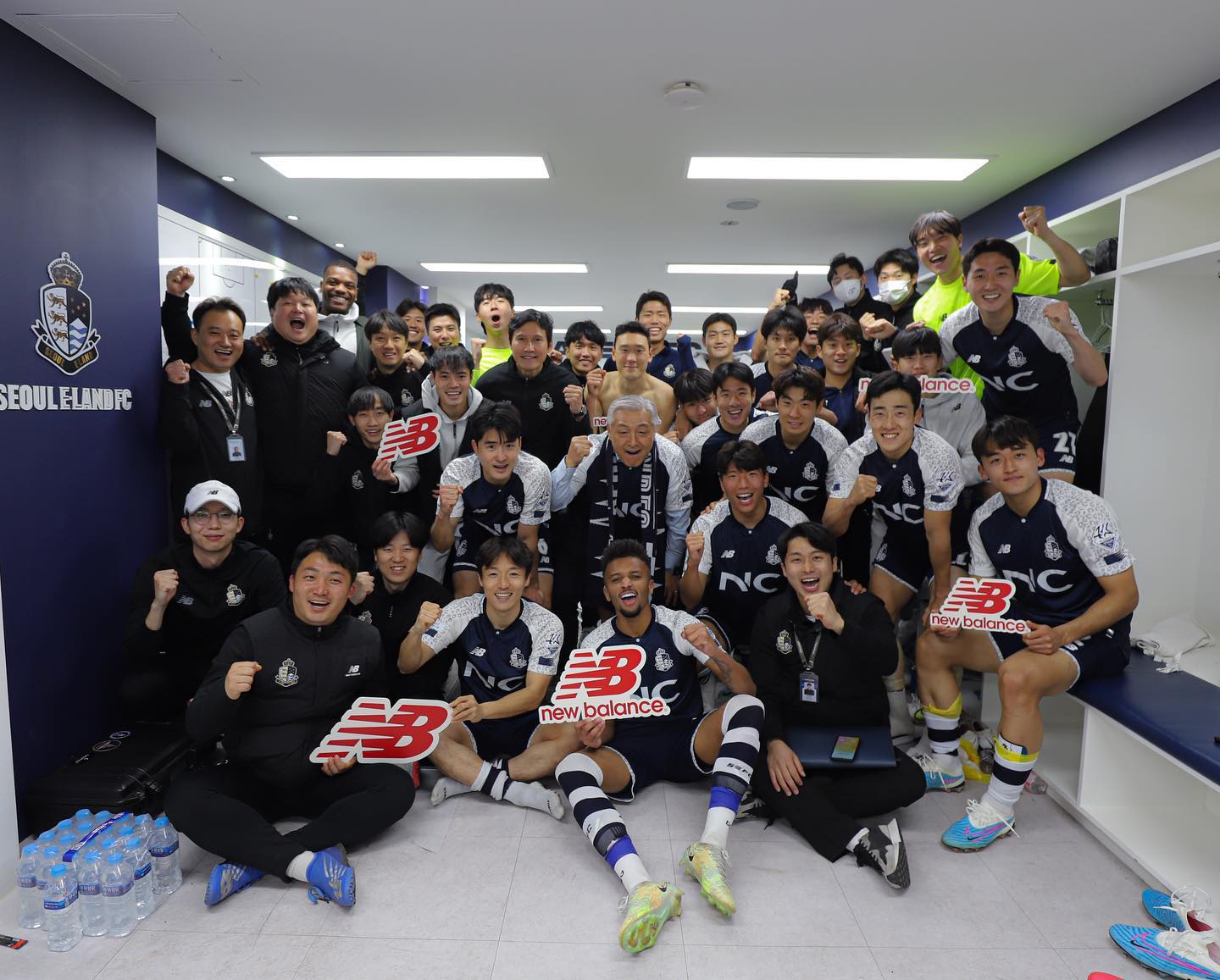 Văn Toàn và đồng đội ăn mừng chiến thắng của Seoul E-Land 