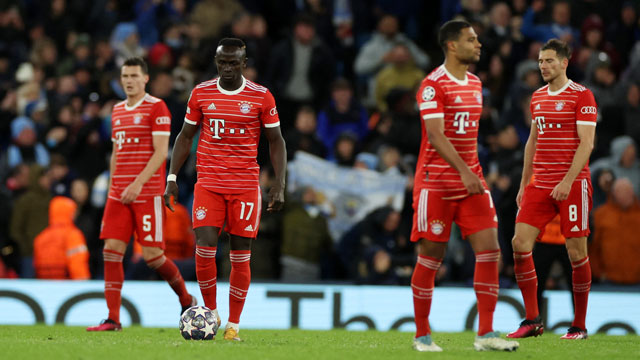 Các cầu thủ Bayern thất thểu rời sân sau trận thua tan tác trước Man City