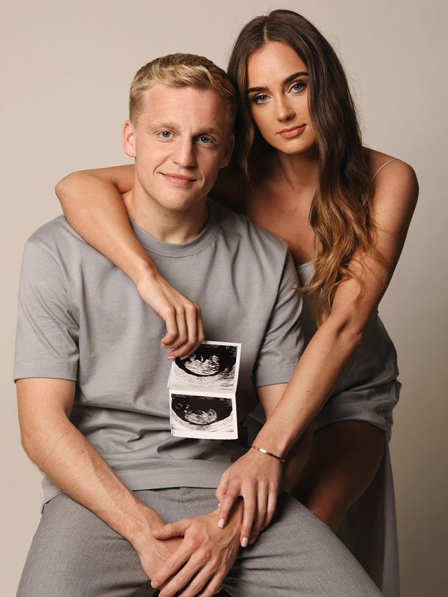Van de Beek chuẩn bị tổ chức đám cưới với Estelle -  con gái huyền thoại Dennis Bergkamp