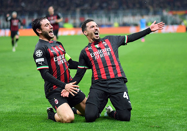 Bennacer (phải) ăn mừng bàn thắng cho Milan vào lưới Napoli