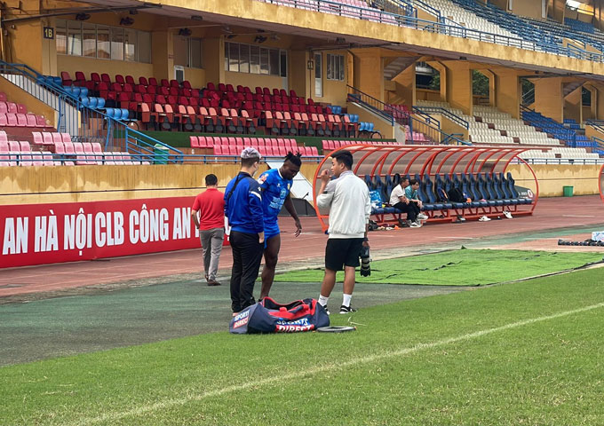 Tiền đạo Samuel cũng bỏ ngỏ khả năng thi đấu trước Công An Hà Nội - Ảnh: Thái Ninh 