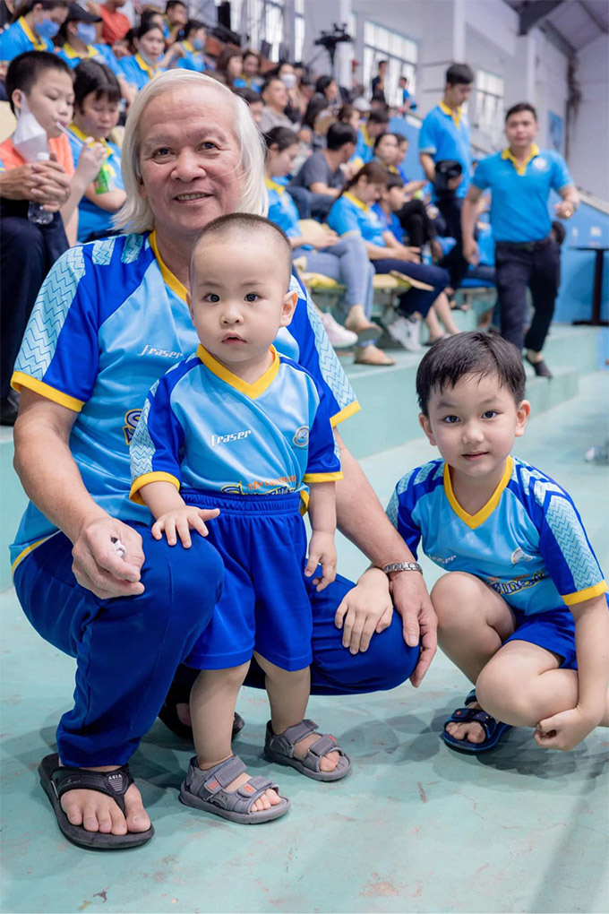 Bố Trần Văn Thanh đưa cháu nội đến sân cổ vũ cho con trai thi đấu
