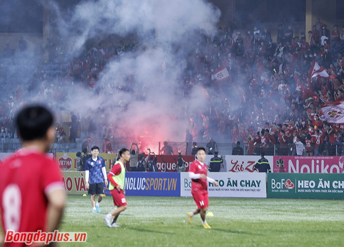 CĐV Hải Phòng đốt pháo sáng trước trận đấu với Hà Nội FC - Ảnh: Đức Cường